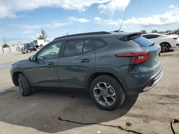 KL77LHEPXSC025402 2025 CHEVROLET TRAX - Image 2