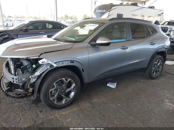 KL77LHEPXSC037016 2025 CHEVROLET TRAX - Image 2