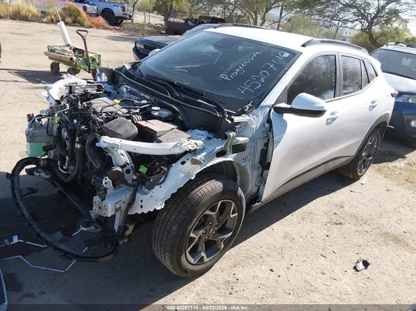 KL77LHEPXSC058710 2025 CHEVROLET TRAX - Image 2