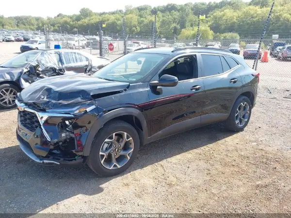 KL77LHEPXSC063311 2025 CHEVROLET TRAX - Image 2