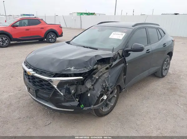 KL77LHEPXSC066449 2025 CHEVROLET TRAX - Image 2