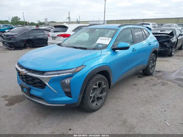 KL77LHEPXSC071893 2025 CHEVROLET TRAX - Image 2