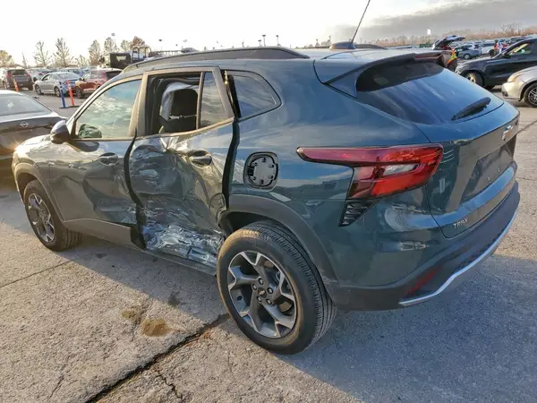 KL77LHEPXSC075040 2025 CHEVROLET TRAX - Image 2