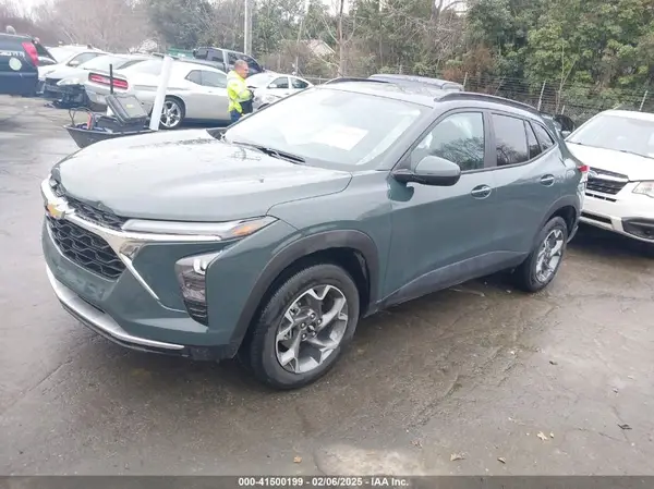 KL77LHEPXSC095532 2025 CHEVROLET TRAX - Image 2