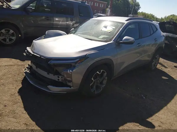 KL77LHEPXSC096504 2025 CHEVROLET TRAX - Image 2