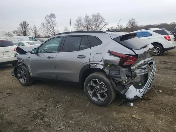 KL77LHEPXSC100373 2025 CHEVROLET TRAX - Image 2
