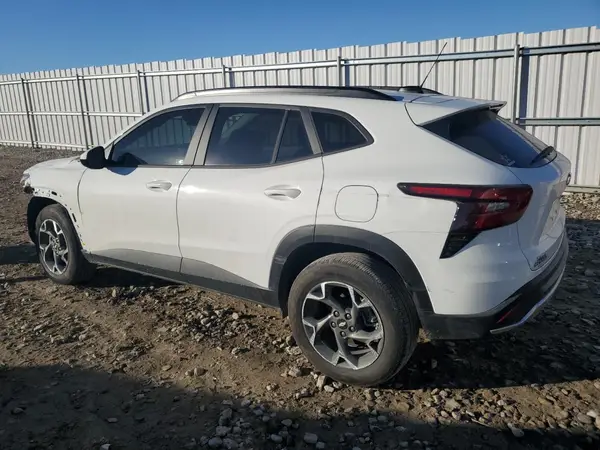 KL77LHEPXSC105928 2025 CHEVROLET TRAX - Image 2