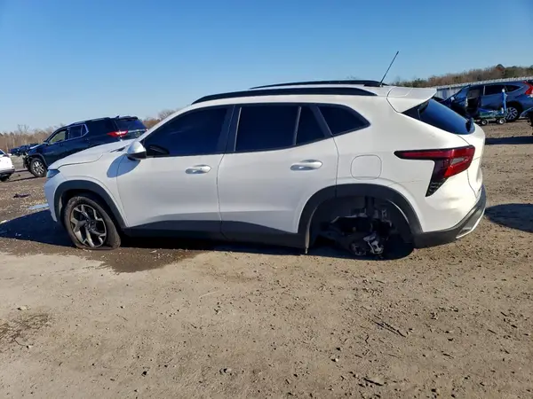 KL77LHEPXSC132465 2025 CHEVROLET TRAX - Image 2