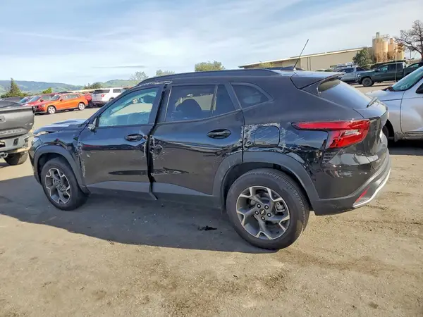 KL77LHEPXSC136967 2025 CHEVROLET TRAX - Image 2