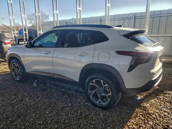 KL77LHEPXSC141750 2025 CHEVROLET TRAX - Image 2
