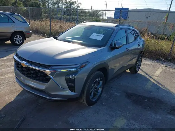 KL77LHEPXSC143109 2025 CHEVROLET TRAX - Image 2