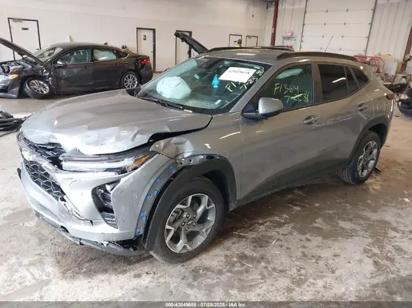 KL77LHEPXSC150481 2025 CHEVROLET TRAX - Image 2