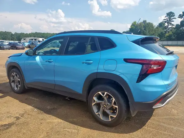 KL77LHEPXSC152568 2025 CHEVROLET TRAX - Image 2