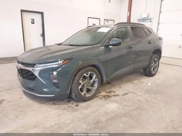 KL77LHEPXSC157897 2025 CHEVROLET TRAX - Image 2