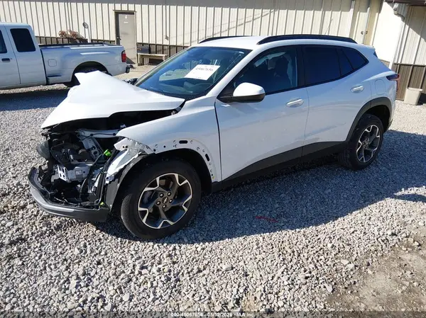 KL77LHEPXSC160511 2025 CHEVROLET TRAX - Image 2