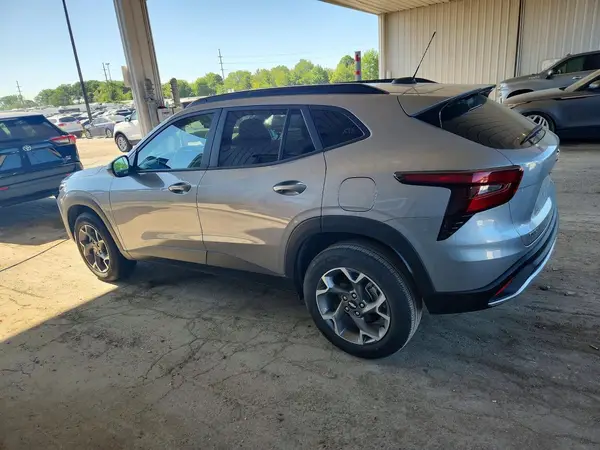 KL77LHEPXSC162601 2025 CHEVROLET TRAX - Image 2
