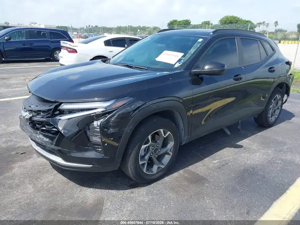 KL77LHEPXSC173050 2025 CHEVROLET TRAX - Image 2