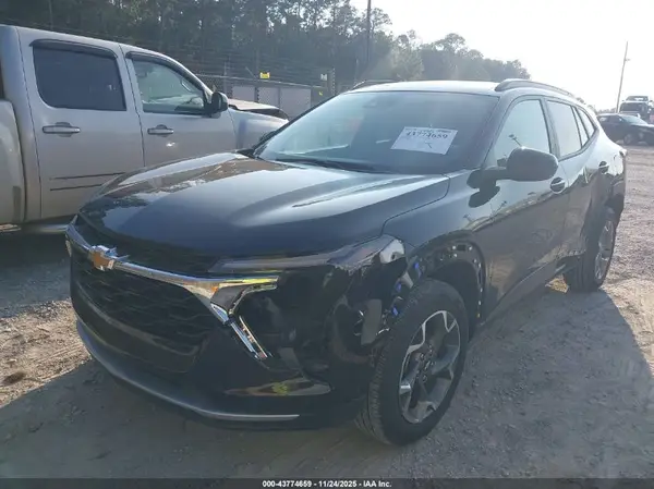 KL77LHEPXSC180337 2025 CHEVROLET TRAX - Image 2