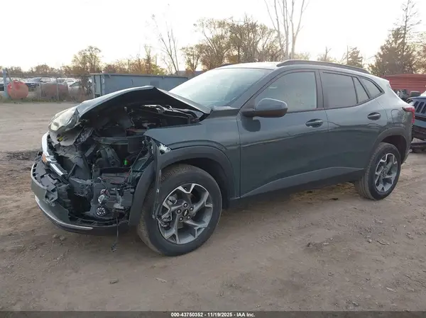 KL77LHEPXSC190561 2025 CHEVROLET TRAX - Image 2