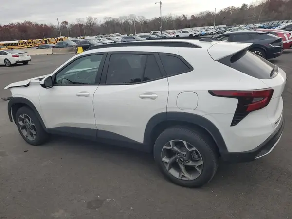 KL77LHEPXSC195145 2025 CHEVROLET TRAX - Image 2