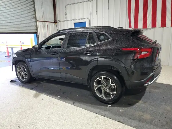 KL77LHEPXSC196988 2025 CHEVROLET TRAX - Image 2