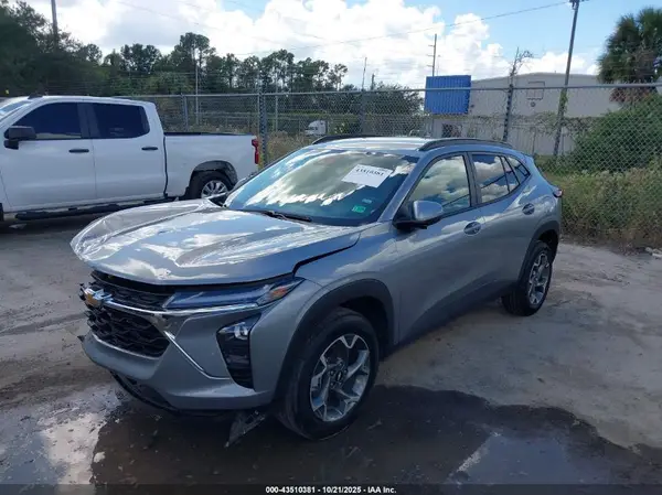 KL77LHEPXSC202479 2025 CHEVROLET TRAX - Image 2