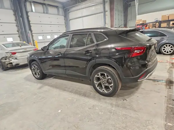KL77LHEPXSC204684 2025 CHEVROLET TRAX - Image 2