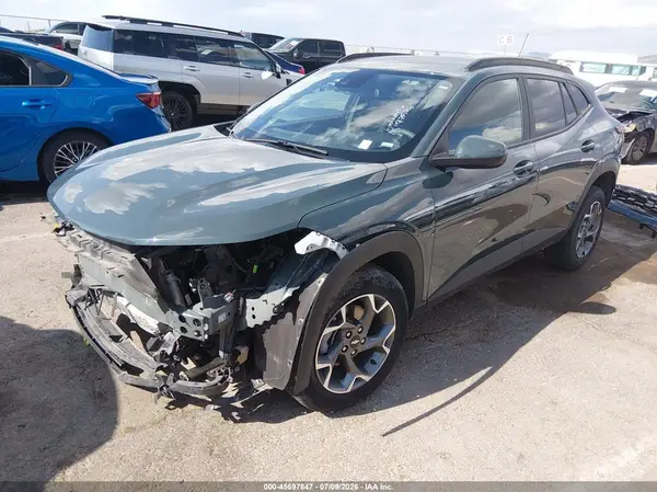 KL77LHEPXSC205009 2025 CHEVROLET TRAX - Image 2