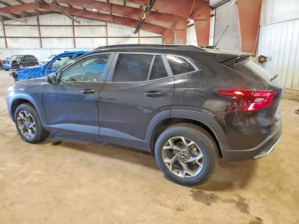 KL77LHEPXSC209531 2025 CHEVROLET TRAX - Image 2