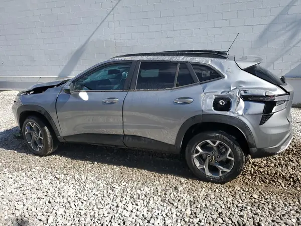 KL77LHEPXSC210386 2025 CHEVROLET TRAX - Image 2