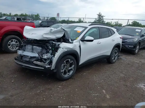 KL77LHEPXSC213773 2025 CHEVROLET TRAX - Image 2