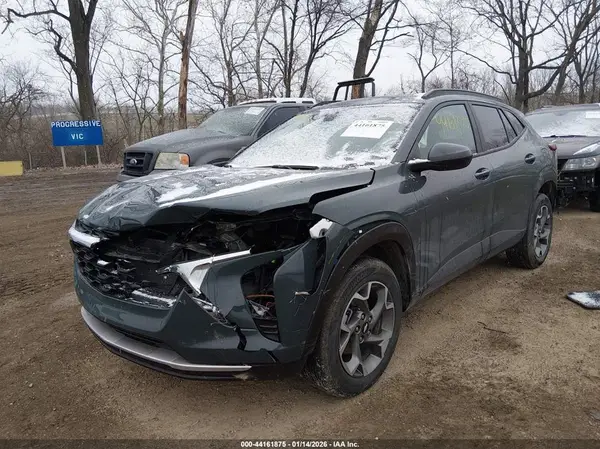 KL77LHEPXSC219749 2025 CHEVROLET TRAX - Image 2