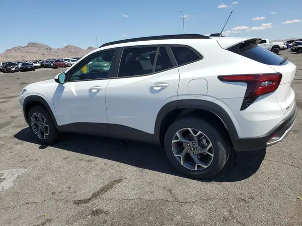 KL77LHEPXSC220917 2025 CHEVROLET TRAX - Image 2