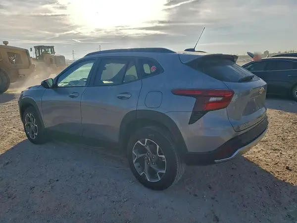 KL77LHEPXSC225440 2025 CHEVROLET TRAX - Image 2