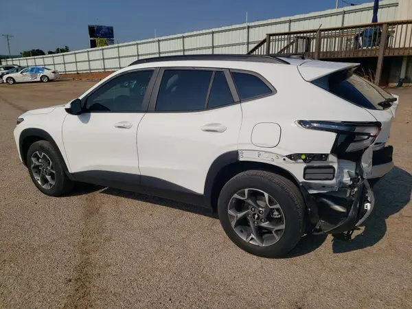 KL77LHEPXSC228547 2025 CHEVROLET TRAX - Image 2