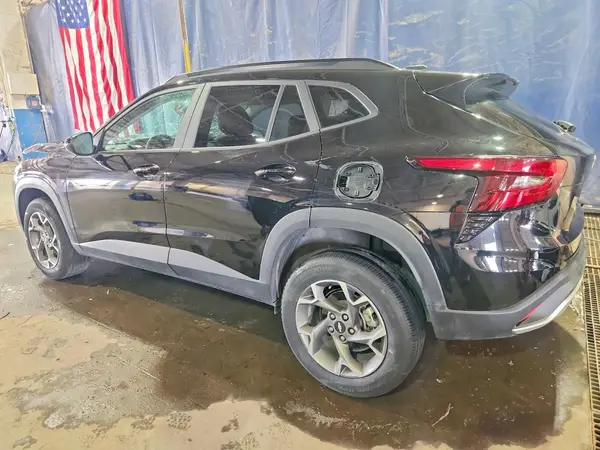 KL77LHEPXSC231710 2025 CHEVROLET TRAX - Image 2