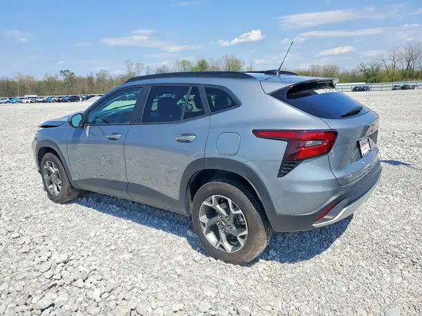 KL77LHEPXSC232453 2025 CHEVROLET TRAX - Image 2