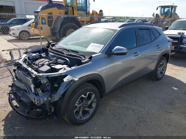 KL77LHEPXSC234302 2025 CHEVROLET TRAX - Image 2