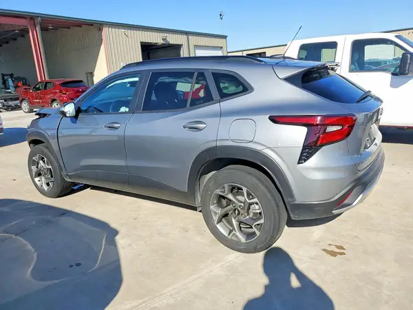 KL77LHEPXSC234400 2025 CHEVROLET TRAX - Image 2