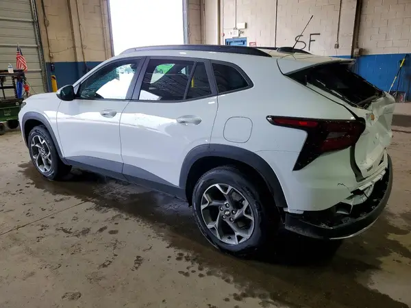 KL77LHEPXSC235532 2025 CHEVROLET TRAX - Image 2