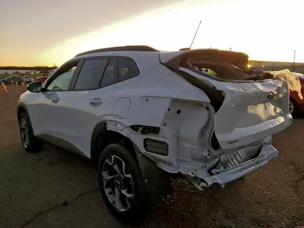 KL77LHEPXSC240097 2025 CHEVROLET TRAX - Image 2