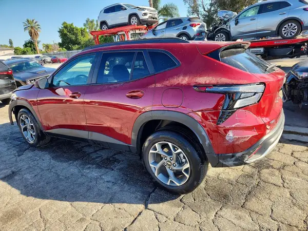 KL77LHEPXSC240813 2025 CHEVROLET TRAX - Image 2