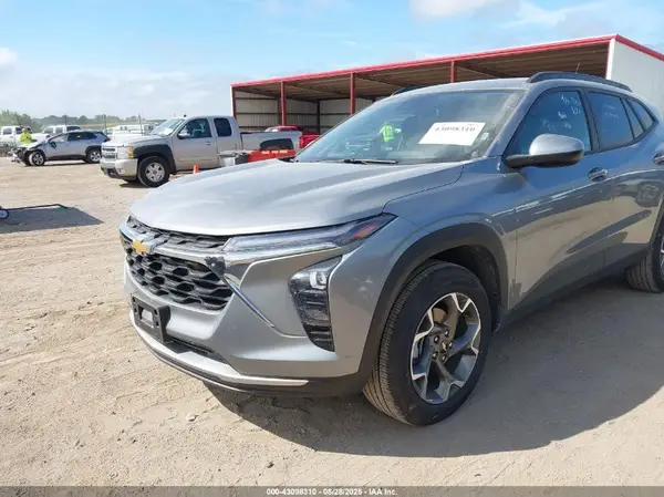 KL77LHEPXSC241282 2025 CHEVROLET TRAX - Image 2