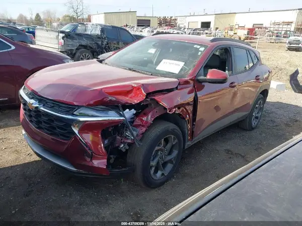 KL77LHEPXSC241797 2025 CHEVROLET TRAX - Image 2