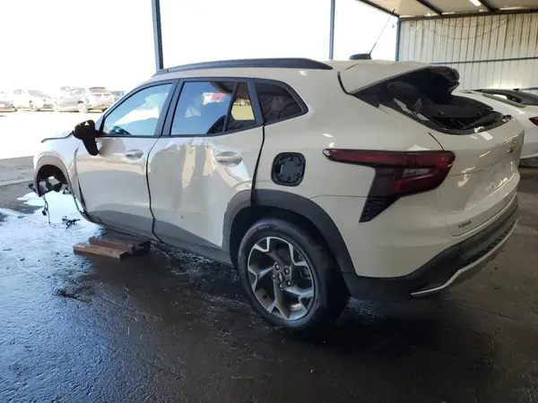 KL77LHEPXSC242917 2025 CHEVROLET TRAX - Image 2