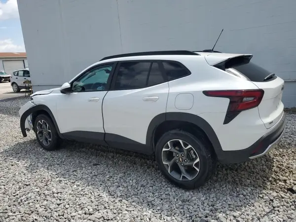 KL77LHEPXSC243212 2025 CHEVROLET TRAX - Image 2