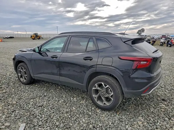 KL77LHEPXSC245378 2025 CHEVROLET TRAX - Image 2