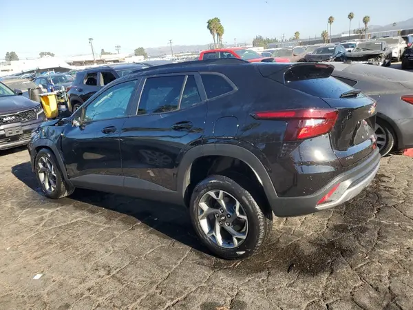 KL77LHEPXSC245445 2025 CHEVROLET TRAX - Image 2