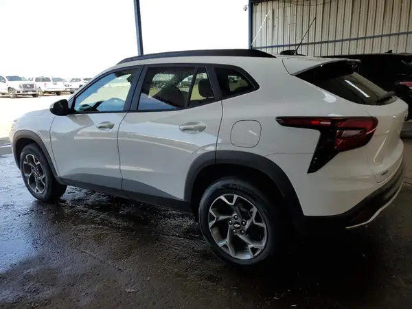 KL77LHEPXSC246644 2025 CHEVROLET TRAX - Image 2