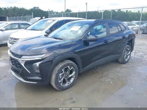 KL77LHEPXSC248538 2025 CHEVROLET TRAX - Image 2